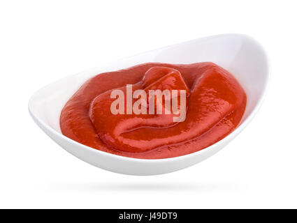 Tomatensauce in Schüssel isoliert auf weißem Hintergrund. Mit Beschneidungspfad. Stockfoto