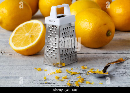 Reibe Peel und Zitronenschale auf dem Holztisch Stockfoto