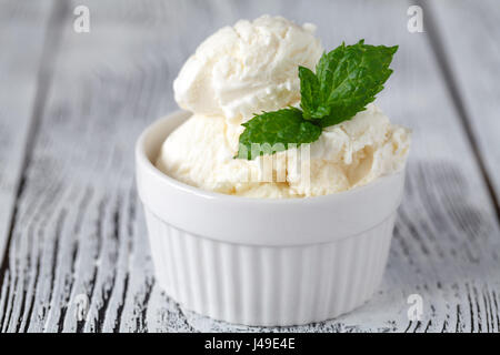 Hausgemachte Bio Vanille-Eis mit Minze Stockfoto