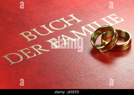 Goldene Hochzeit Ringe auf deutschen Familienbuch Stockfoto