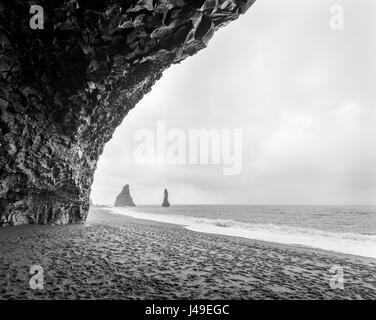 Basalt-Höhle am Reynisfjara Beach im Süden Islands Stockfoto