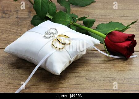 Goldene Hochzeit Ringe auf weißem Ringträger Kissen Stockfoto