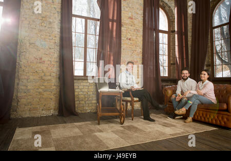 Paar im Büro des Psychologen und teilen ihre Probleme in der Familie. Psychologie der Besuch ist Weg, glückliches Familienleben. Psychologie-Konzept. Stockfoto