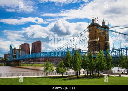 John A. Roebling Suspension Bridge befindet sich in Cincinnati, Ohio. Stockfoto