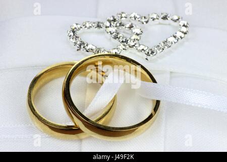 Goldene Hochzeit Ringe auf weißem Ringträger Kissen Stockfoto