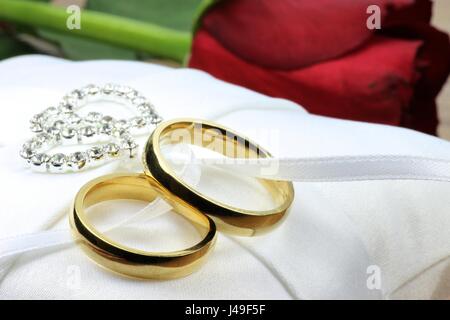 Goldene Hochzeit Ringe auf weißem Ringträger Kissen Stockfoto