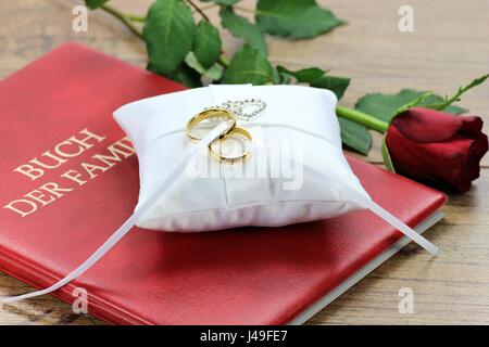 Goldene Hochzeit Ringe auf weißem Ringträger Kissen Stockfoto