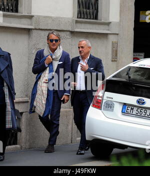 Mailand, Roberto Mancini zu Fuß in der Mitte Roberto Mancini, warten, um sein neues Team zu coachen, nach Inter, Manchester City, Galatasaray Istanbul und Inter bis zum letzten Jahr kennen kommt in die Mitte zusammen mit einem Freund. Gekleidet wie immer auf elegante Weise, sie in Montenapoleone Straße geht und dann die "COVA" Bar tritt, Kaffee trinkt und klettert auf ein Auto, das ihn erwischt. Stockfoto