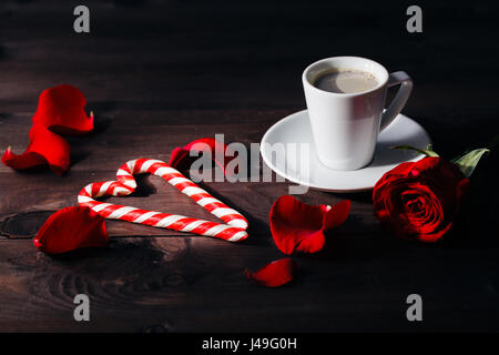Red Rose Dark Style auf schwarzem Hintergrund mit Kaffee Stockfoto