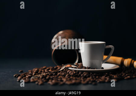 Kaffee. Türkischer Kaffee. Armenische türkischen Kaffee. Cezve und Tasse Kaffee. Traditionelle servieren Kaffee Stockfoto