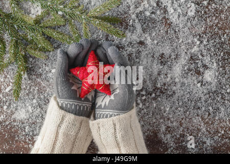 Xmass roten Sternen in Händen der Mädchen Stockfoto