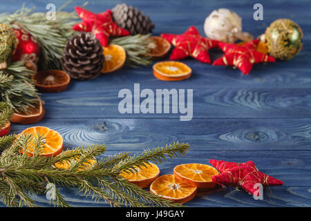 Weihnachten-Grenze mit Dekorationen auf hölzernen rustikalen Hintergrund. Frohes neues Jahr Stockfoto