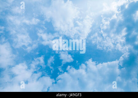 Blauer Himmel mit Wolkenfetzen Stockfoto