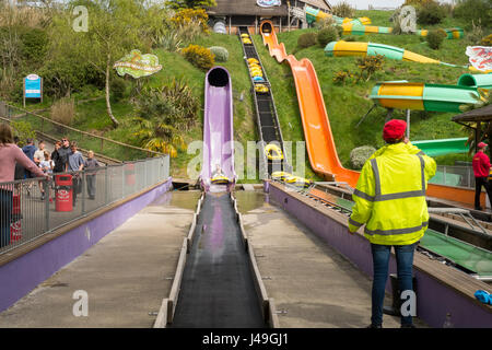 Wasserachterbahn reitet im Woodlands Familie Freizeitpark, Totnes, Devon, England, Vereinigtes Königreich Stockfoto