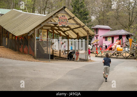 Ninja Türme Zone im Woodlands Familie Freizeitpark, Totnes, Devon, England, Vereinigtes Königreich Stockfoto