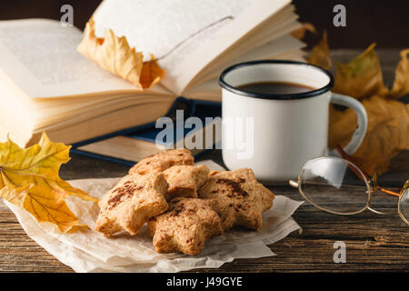 Herbst-Rahmen mit Blättern und Altpapier. Herbstliche Ahornblätter orange, Kraftpapier Stockfoto