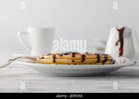 Closeup leckeres und gesundes Frühstück mit Pfannkuchen mit Honig, Nüssen und karamellisierten Bananen auf Holzoberfläche mit Textfreiraum Stockfoto