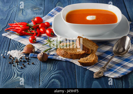 Würzige asiatische Suppe mit Kürbis und Sahne. Auf einem hölzernen Hintergrund. Stockfoto