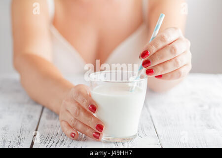 Frau mit einem großen Glas gesunde Smoothie mit einem Strohhalm serviert Stockfoto
