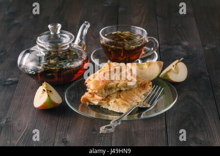 Vorbereitung der hausgemachten Apfelkuchen. Tasse Tee Stockfoto