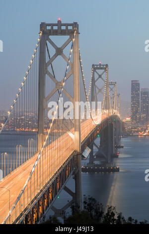 San Francisco Bay Bridge an einem nebligen Abend Nahaufnahme. Stockfoto