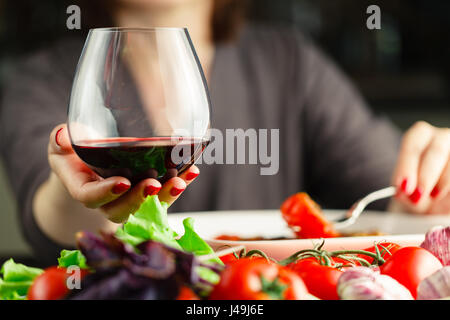 Weibliche rote Wein und Essen Roiast Huhn Stockfoto
