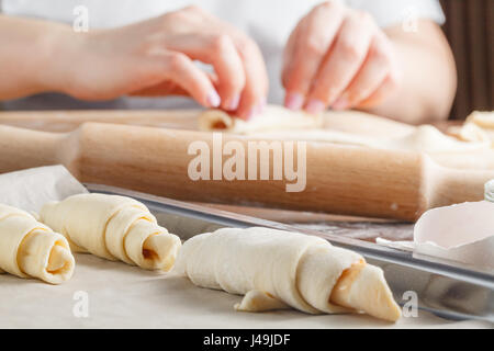 Herstellung Croissant Kekse mit Marmelade aufrollen. Stockfoto