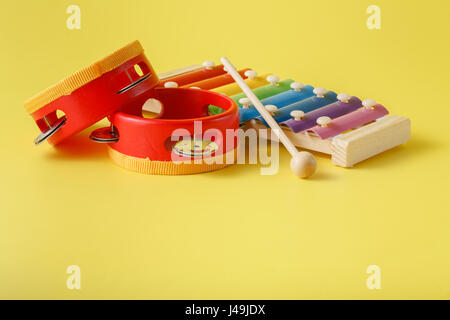 Bunte Baby Xylophon mit Stick auf gelb Stockfoto