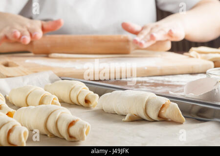 Herstellung Croissant Kekse mit Marmelade aufrollen. Stockfoto