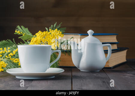 Frühling des Teetrinkens mit Büchern und gelbe Blumen Stockfoto