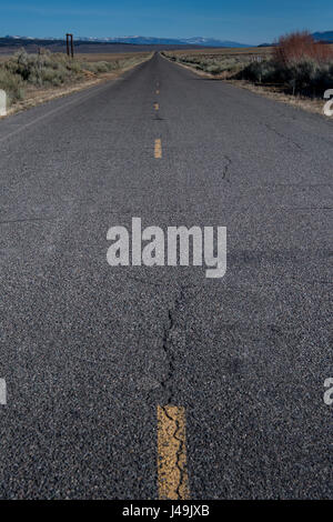 Auf der Suche nach unten lange Desert Road in der Wüste von Utah Stockfoto