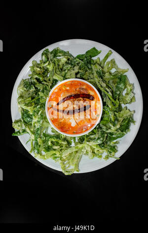 Knusprig frittierte Morning Glory mit würzigen Meeresfrüchtesalat, Thai-Küche Stockfoto