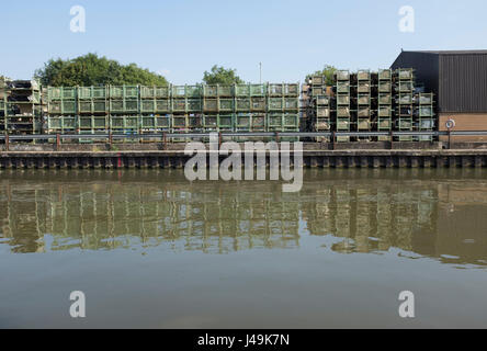 Canalside Szene aus Gloucester und Schärfe-Kanal im Süden Englands. Schrottplatz Sammlung Metall Stockfoto