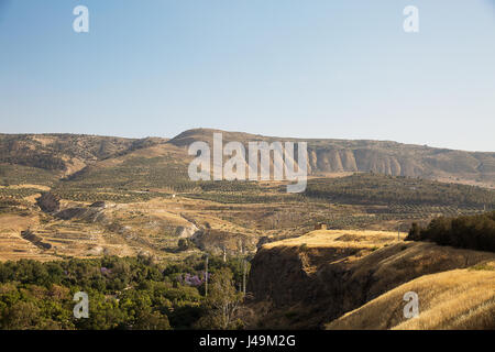 Ein Blick auf der syrischen Seite der Golanhöhen im Stadtteil Hamat Gader. Israel. Stockfoto