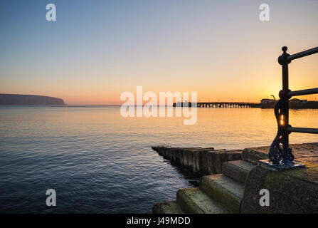 Schöne Langzeitbelichtung Landschaftsbild Schritte ins Meer während Frühling sunrise Stockfoto