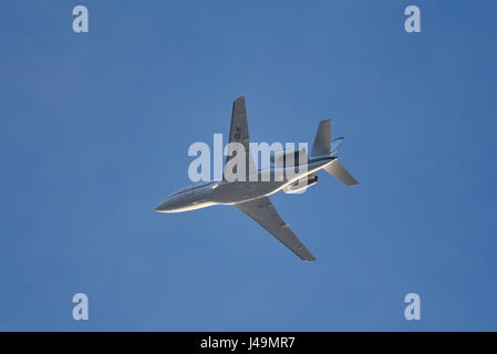 NETJETS Europe Dassault Falcon 2000EX CS-DLH fliegt hoch im blauen Himmel Stockfoto