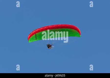 APCO Motorschirm Flügel und Pilot befestigt ein angetriebenes Paraglider mit einem Zweitakt-Motor und Propeller in einem Frame an den Piloten. Stockfoto