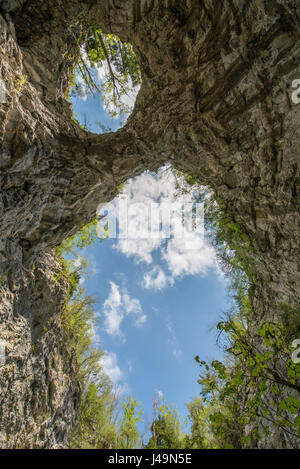 Große natürliche Brücke, die in der Unesco geschützten Rakov Skocjan Nationalpark im Frühling Stockfoto