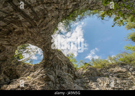 Große natürliche Brücke, die in der Unesco geschützten Rakov Skocjan Nationalpark im Frühling Stockfoto