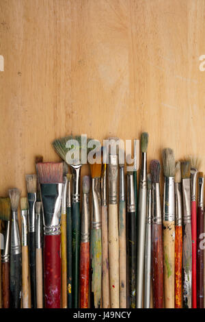 Eine Sammlung von gut genutzte Art Pinsel auf Holz Stockfoto