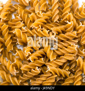 Full-Frame getrocknet ungekocht Fusilli Nudeln Hintergrundtextur Stockfoto