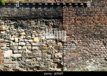 Alten vernachlässigten Stein und Ziegel Wand Vollformat Hintergrundtextur Stockfoto