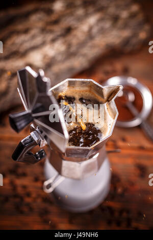 Kaffee Moka Topf auf Herd. Alten Stil Kaffee in weichen Vintage-Ton. Stockfoto