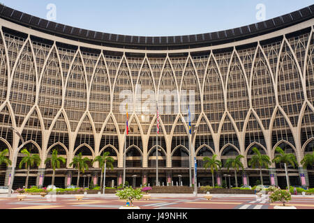 PUTRAJAYA, MALAYSIA - AUGUST 11: Ministerium der Finanzen-Komplex in Putrajaya am 11. August 2016 in Putrajaya, Malaysia. Stockfoto