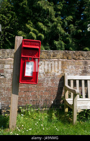 Briefkasten in Pillerton Hersey Dorf, Warwickshire, England, UK Stockfoto