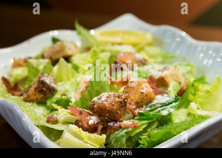 Ein frisch zubereitetes Caesar Salat, bezogen nur lokal mit Lebensmitteln. Stockfoto