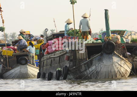 Geschäftige Atmosphäre auf den schwimmenden Märkten in Can Tho, Mekong Delta, Vietnam Stockfoto