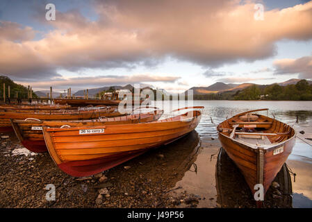 Ruderboote bei Sonnenaufgang auf Derwentwater im Lake District, Cumbria, England UK Stockfoto