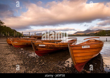 Ruderboote bei Sonnenaufgang auf Derwentwater im Lake District, Cumbria, England UK Stockfoto