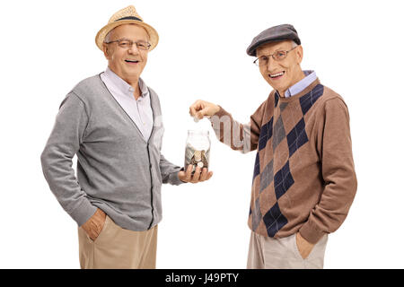 Älterer Mann hält ein Geld-Glas mit einem anderen älteren Mann, eine Münze in es isoliert auf weißem Hintergrund Stockfoto